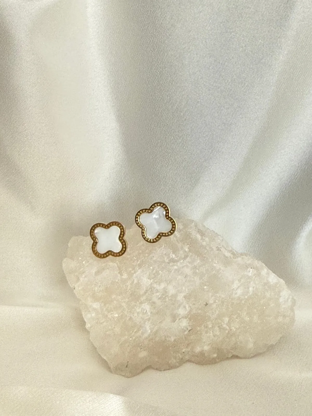 VAN CLEEF MUADİLİ BEYAZ TAŞLI GOLD KÜPE MODELİMİZ